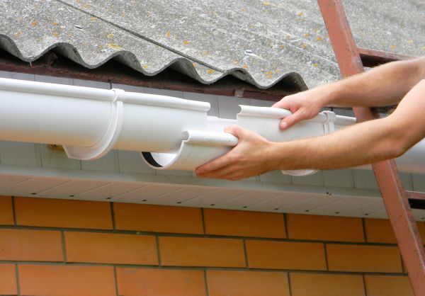 Cost of Gutter Hanging in Niceville